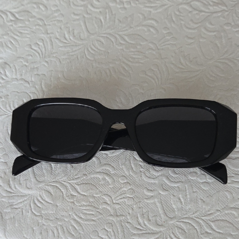 Chic Black Sunglasses
